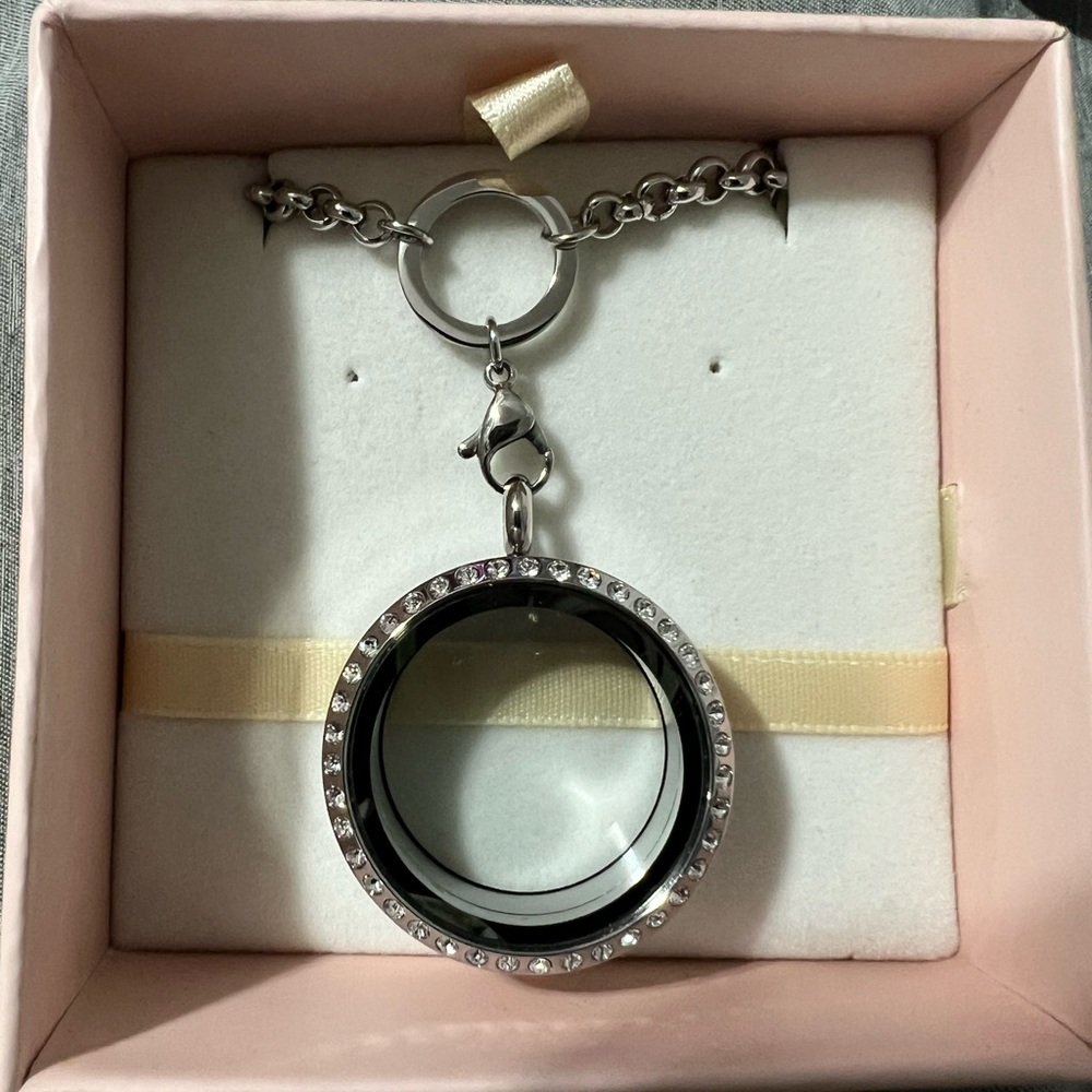 Elegant Silver Pendant Necklace